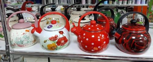 Любая посуда может стать выразительным акцентом, делающим интерьер кухни ярче и интереснее. 07