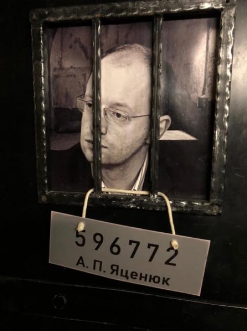 Караоке - клуб Чикаго, в котором происходило действие романа кицунэ, реально существует в Астрахани. 02