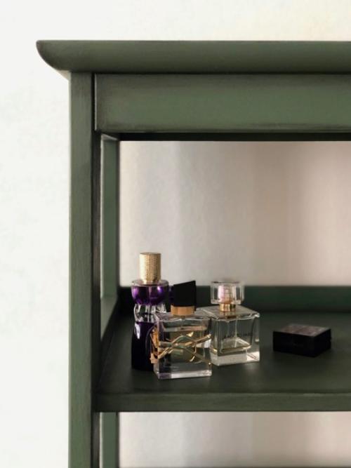 Перекраска может всё или как строгий черный шкаф превратился в уютный шкафчик, дополняющий интерьер в цветочном магазине. 04