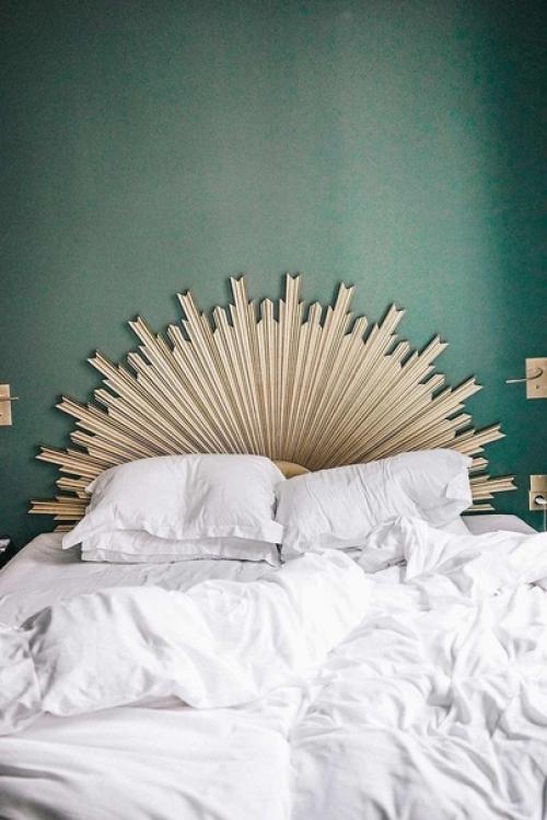 Кровати с эффектным изголовьем привносят в интерьер спальни яркий стиль и оригинальность. 02