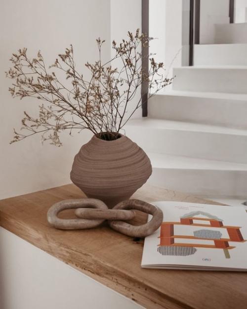 Скандинавский дизайн интерьера всегда ассоциируется с множеством дерева и лаконичных деталей, создающих чувство простоты и функциональности. 05