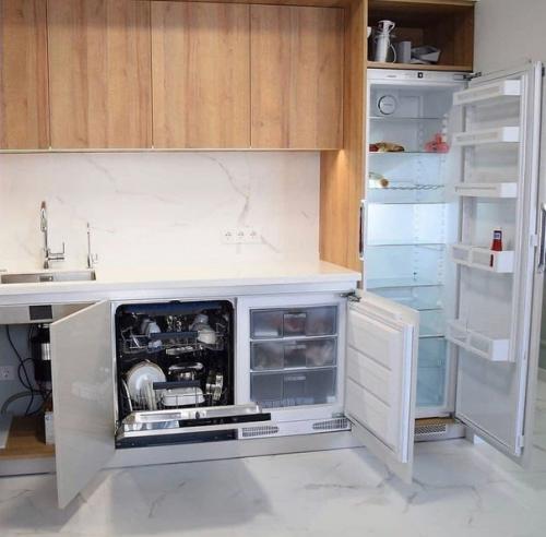 Минимализм не обязательно сделает вашу кухню строгой, аскетичной и безликой. 07