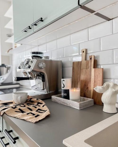 Стильные лаконичные детали и декор в скандинавском доме с прекрасной кухней цвета шалфея. 04