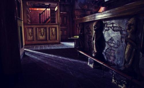 Ужин в аду.   Ресторан T'Spookhuys находится в городке тернхаут и его не зря называют Рестораном Ужасов или домом тысячи призраков. 03