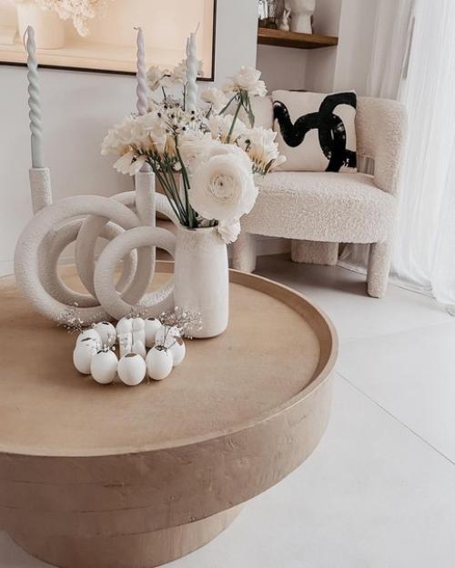 Скандинавский дизайн интерьера всегда ассоциируется с множеством дерева и лаконичных деталей, создающих чувство простоты и функциональности. 01