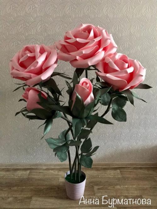 Розовые розы.  Цветочки розовые, пушистые, Набирающие Цвет диаметром 34 см, 35 см и 40 см, два нераскрывшихся бутончика. 02