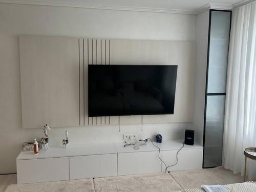 Когда каждый элемент интерьера гармонично сочетается, квартира становится не просто уютным местом, а настоящим произведением искусства. 02