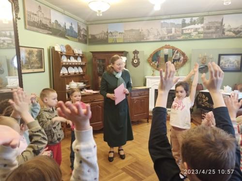В апреле наши ребята из подготовительных групп посетили усадьбу кирьяново княгини Екатерины Романовной Дашковой. 08