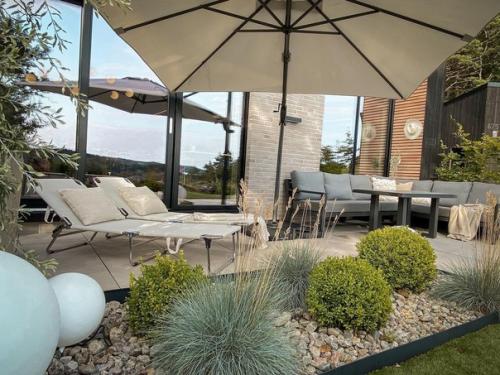 Интерьер этого дома с панорамными окнами в Норвегии основан на мягких и нейтральных природных оттенках. 08