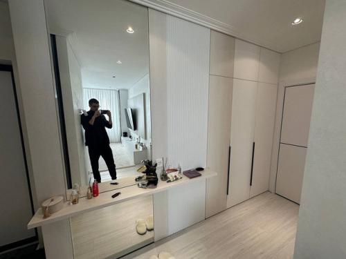 Когда каждый элемент интерьера гармонично сочетается, квартира становится не просто уютным местом, а настоящим произведением искусства. 03