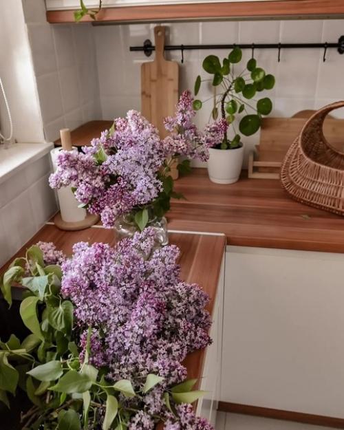 Просторная гостиная и белая кухня в доме, который привлекает ощущением свободы, распределением света и удобным зонированием. 07