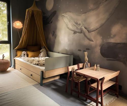 Интерьер этого дома с панорамными окнами в Норвегии основан на мягких и нейтральных природных оттенках. 06