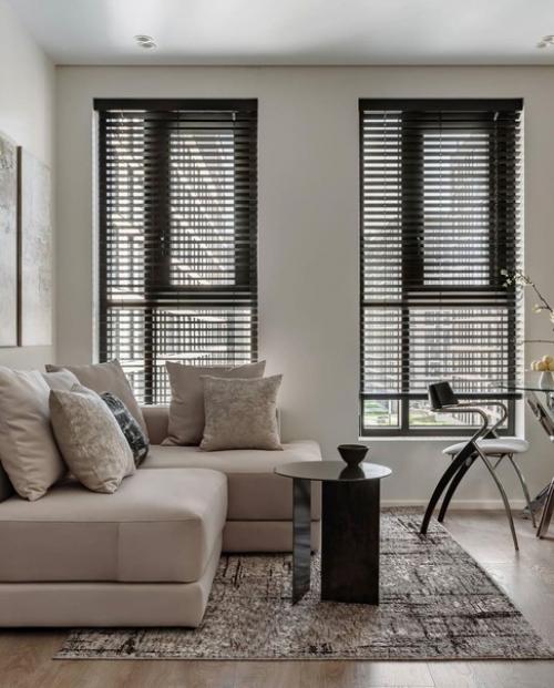 Светлые оттенки в интерьере квартиры или дома наиболее выигрышный вариант, сочетающийся с любыми другими цветами, мебелью, текстилем и декором. 04