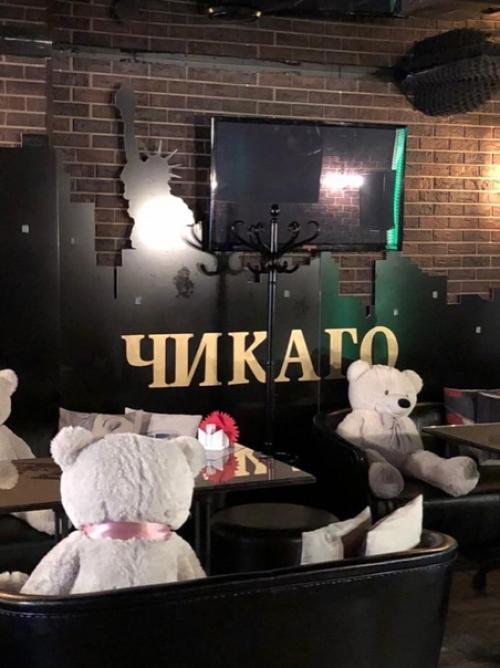 Караоке - клуб Чикаго, в котором происходило действие романа кицунэ, реально существует в Астрахани. 03