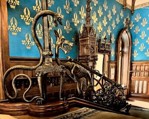 В солнечный день решила прогуляться одна и встретила очень интересного человека, который. 09