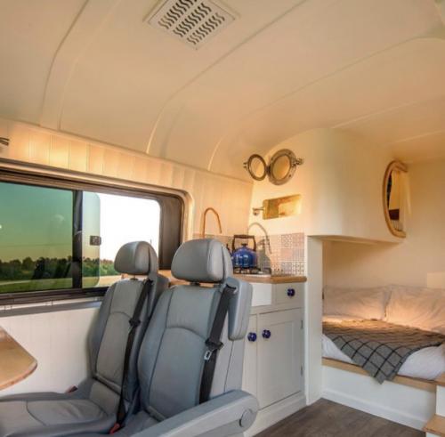 Семья своими руками переделала Mercedes - Benz Sprinter в дом. 05