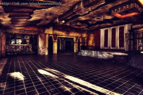 Ужин в аду.   Ресторан T'Spookhuys находится в городке тернхаут и его не зря называют Рестораном Ужасов или домом тысячи призраков. 02