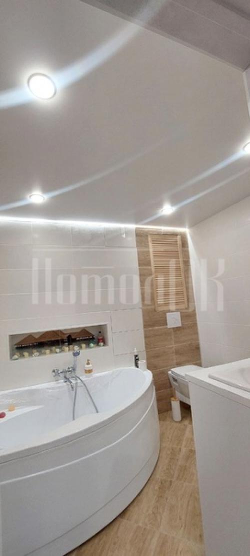 Современное освещение в натяжном потолке - это не только функциональность, но и стильный дизайн. 01