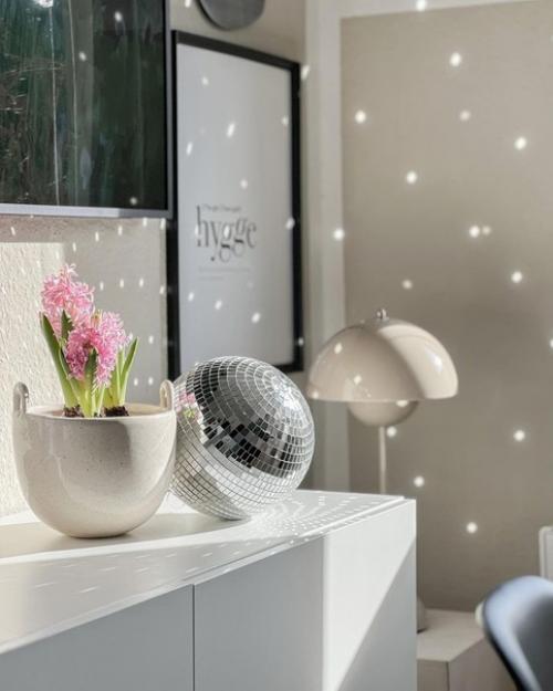 Стильные лаконичные детали и декор в скандинавском доме с прекрасной кухней цвета шалфея. 03