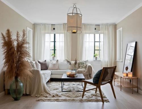 Нам очень нравится природная атмосфера в этом доме: сочетание приглушенно - зелёных и бежевых оттенков с цветом светлого дерева. 01