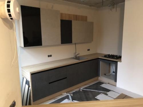 Здравствуйте!  Установили кухню, но с фартуком не могу определится.