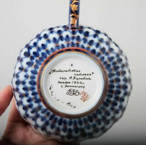 Мало кто знает, что знаменитый узор ленинградского фарфора - это символ памяти о героическом подвиге блокадников Ленинграда. 


