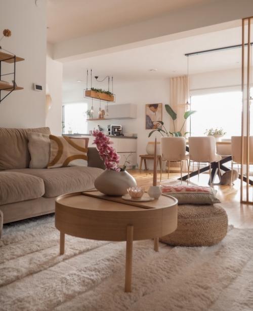 Интерьер этого прекрасного дома хорошо демонстрирует, что стильный современный дизайн может быть тёплым и уютным. 08