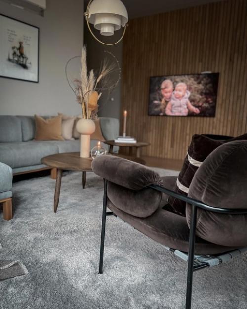 Интерьер этого дома с панорамными окнами в Норвегии основан на мягких и нейтральных природных оттенках. 03