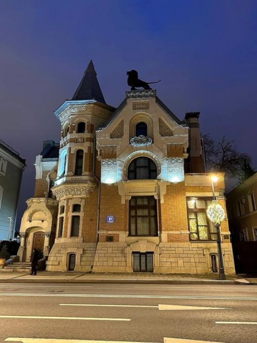 В солнечный день решила прогуляться одна и встретила очень интересного человека, который. 07