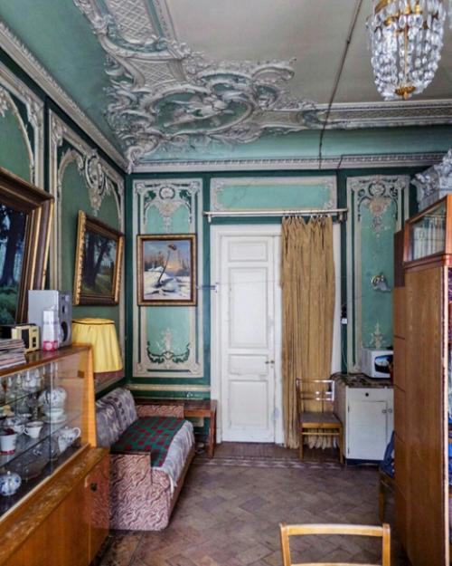 Потрясающая комнате в коммунальной квартире на клинском проспекте с сохранившимися красивыми интерьерами 1900-го года. 02