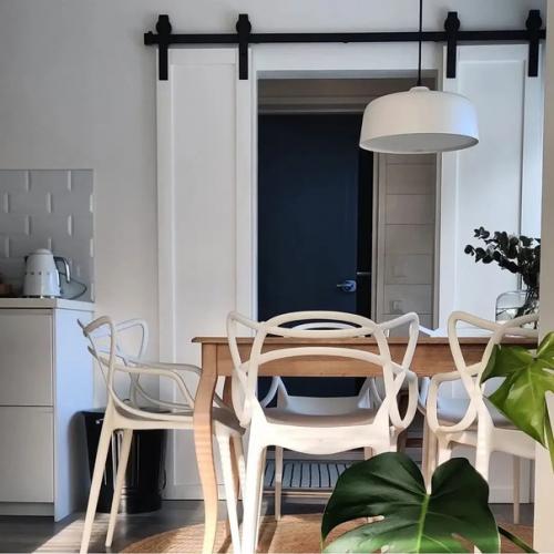 Монохромный дизайн этого финского дома с яркими и нежными акцентами обуславливает не только его стиль, но и удобство проживания. 02