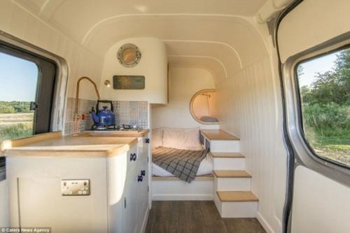 Семья своими руками переделала Mercedes - Benz Sprinter в дом. 01