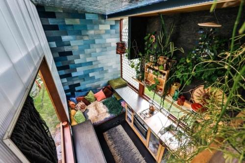 Стены из поликарбоната, которые наполняют интерьер светом, являются одной из особенностей двух маленьких домов. 01