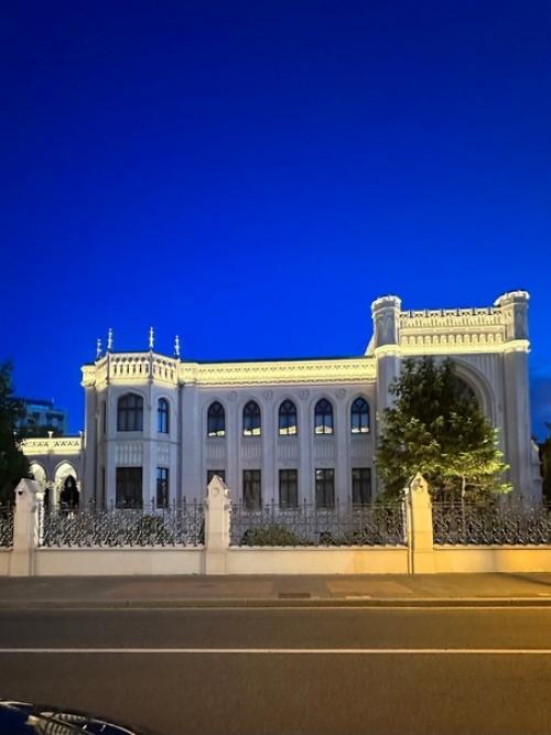 В солнечный день решила прогуляться одна и встретила очень интересного человека, который. 08