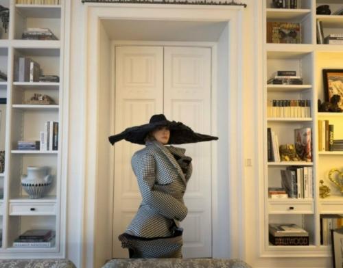 Ксения собчак показала интерьер своей квартиры в центре Москвы.

