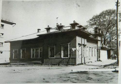 Дом извощикова.  Место, где находится дом, в 1870-х годах было выкуплено вологодской купеческой семьей извощиковых. 01