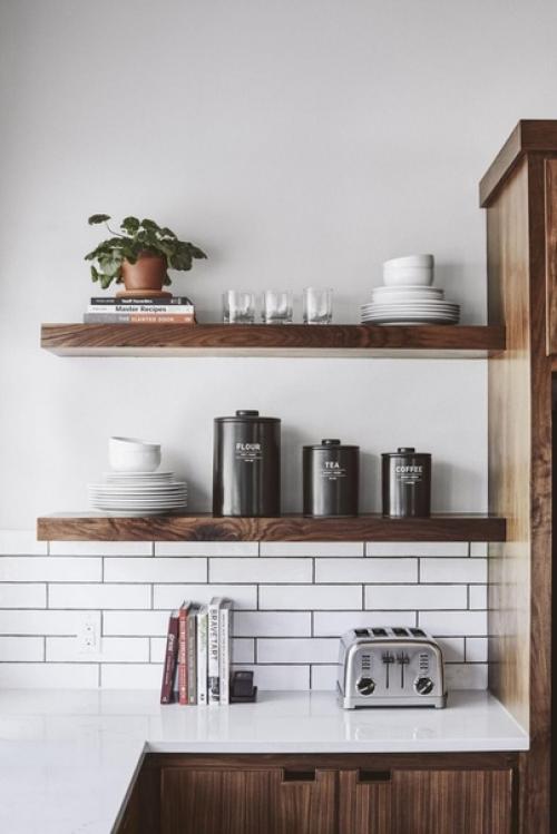 Современный кухонный интерьер, особенно в стилях Прованс или сканди, немыслим без открытых полок. 08