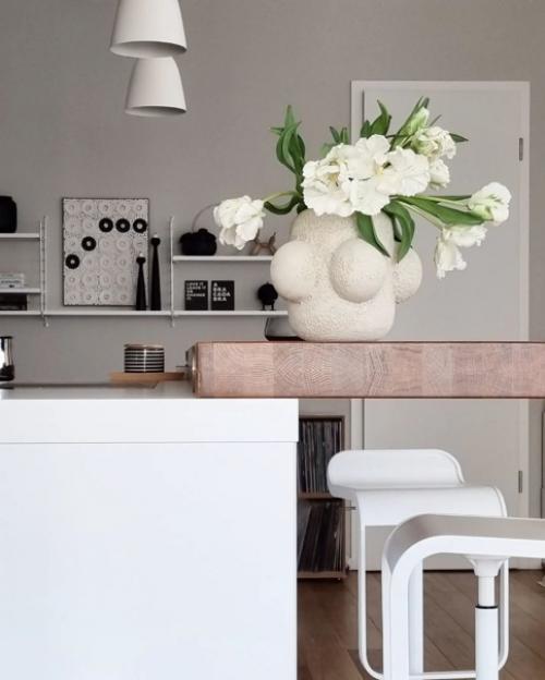 Серая, но не скучная: современная скандинавская квартира с яркими акцентами. 05