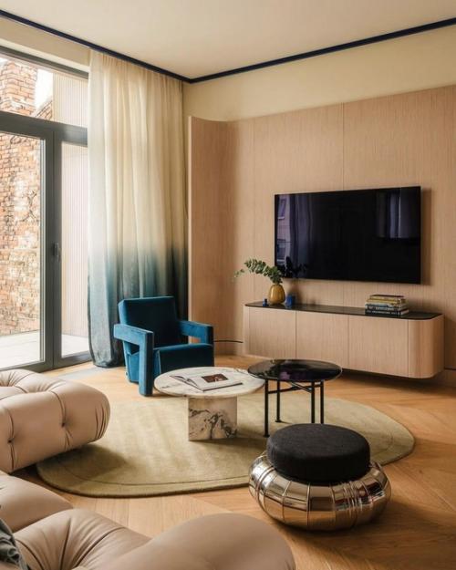 Сдержанный интерьер с яркими акцентами.