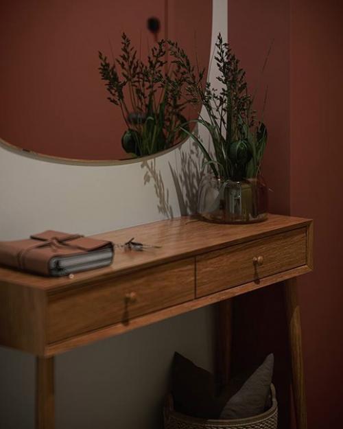 Квартира, в которой ощущается тепло и уют, а основное пространство залито светом благодаря большим окнам. 07