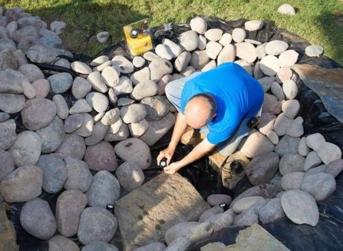 Водопад на даче.  Водная стихия над человеком прямо-таки мистическую власть имеет. 03