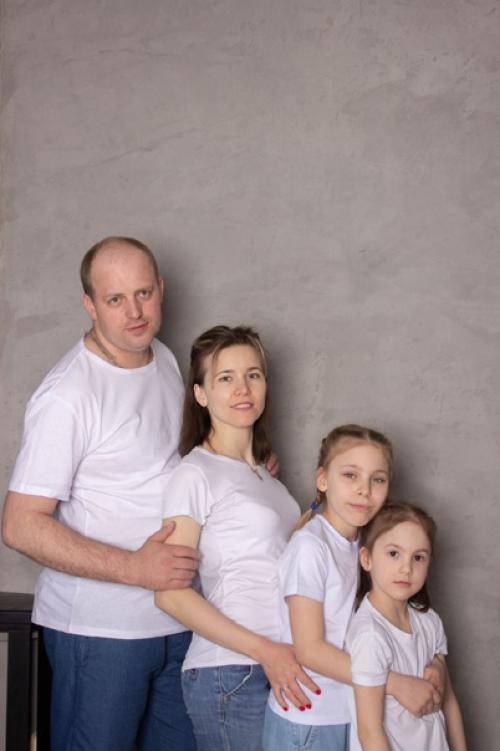 Утром я снимала первую семью с детьми в светлых однотонных футболках и джинсах в студии с интересными локациями. 04