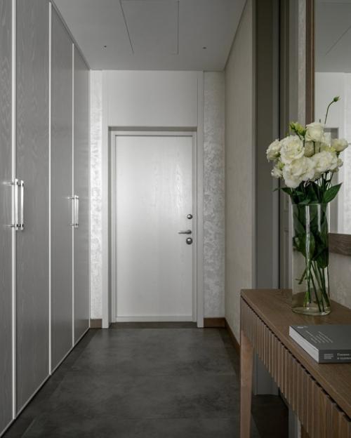 Этой квартирой в современном жилом комплексе владеет взрослая женщина. 07