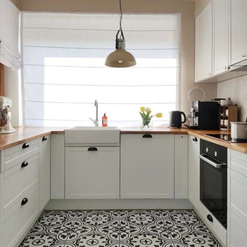 Белый интерьер со вставками из натурального дерева. 05