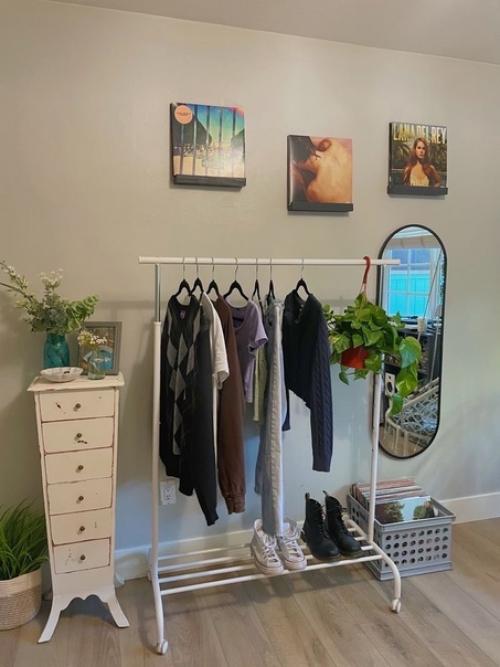 Напольные вешалки могут быть удобной и эстетичной частью интерьера. 02