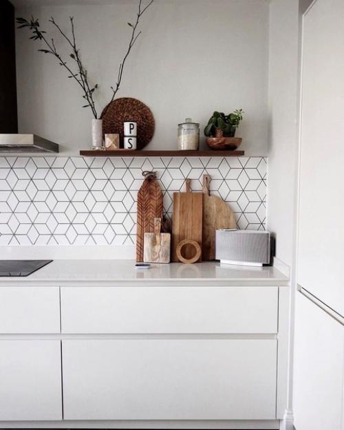 Современный кухонный интерьер, особенно в стилях Прованс или сканди, немыслим без открытых полок. 05