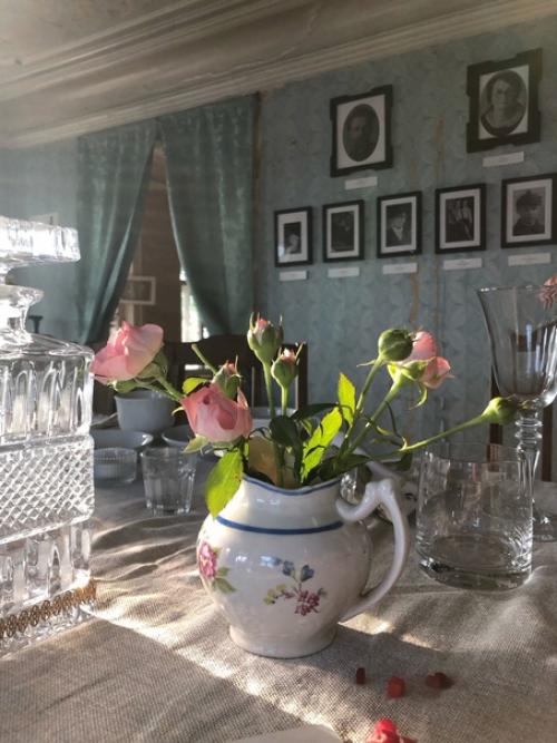 В доме кустаря накрывают столы. 06