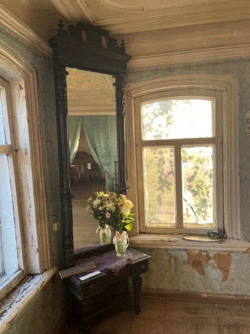 В доме кустаря накрывают столы. 05