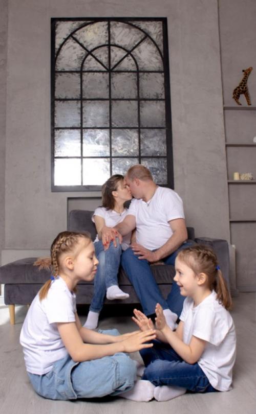 Утром я снимала первую семью с детьми в светлых однотонных футболках и джинсах в студии с интересными локациями. 03