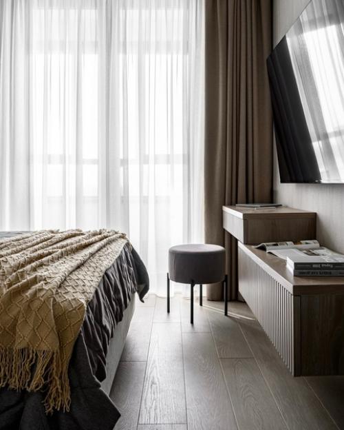 Этой квартирой в современном жилом комплексе владеет взрослая женщина. 05